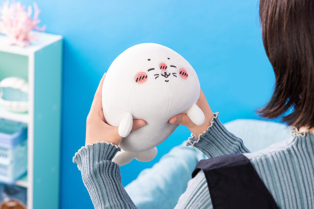 「ちいかわ」原作・ナガノ先生の「アザラシ」が豪華くじに！A賞の超特大ぬいぐるみはボリューム満点