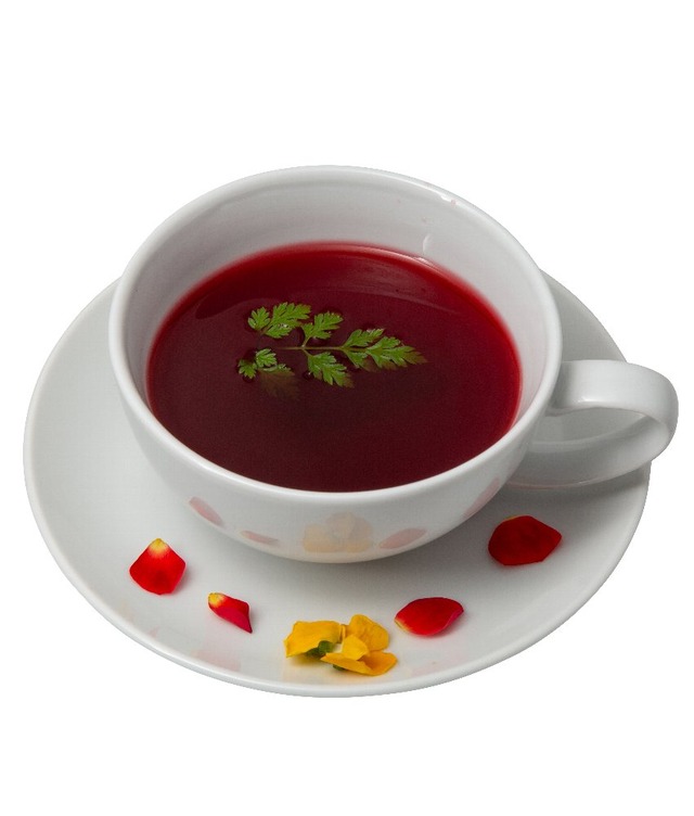 「NieR」シリーズ SQAURE ENIX CAFE コラボ「ママ：ローズヒップティー」（C）SQUARE ENIX