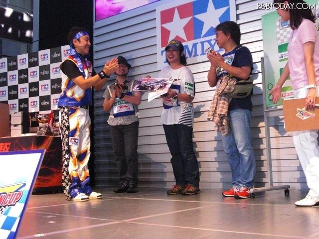 タミヤ、ミニ四駆ジャパンカップ2012・メディアレース。優勝はグッドスマイルレーシングの森選手（中央）、2位はグッドスマイルレーシングの塚本選手（森選手の向かって左）、3位は『コロコロコミック』の保科記者（同じく右）