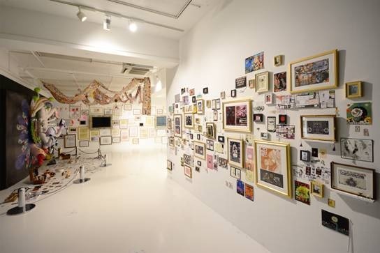 「MADOGATARI展」東京会場（c）SHAFT/MADOGATARI （c）Magica Quartet/Aniplex・Madoka Movie Project Rebellion （c）西尾維新/講談社・アニプレックス・シャフト