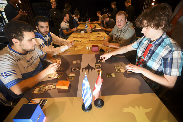 「ワールド・マジック・カップ2014」対戦風景(c)2015 Wizards of the Coast LLC, a subsidiary of Hasbro, Inc. All Rights Reserved.