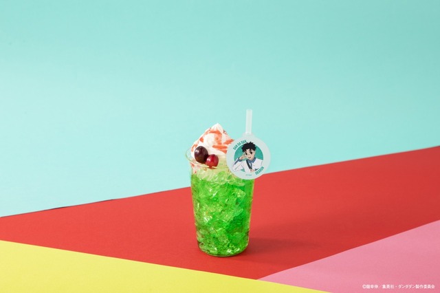 「TVアニメ『ダンダダン』カフェ」【オカルン】メロンソーダ（C）龍幸伸／集英社・ダンダダン製作委員会