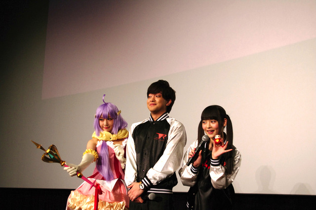 第2期16年4月スタート「コンクリート・レボルティオ」上坂すみれもサプライズに笑顔