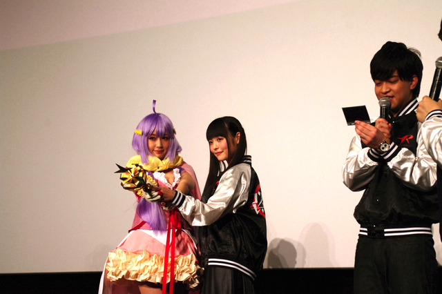 第2期16年4月スタート「コンクリート・レボルティオ」上坂すみれもサプライズに笑顔