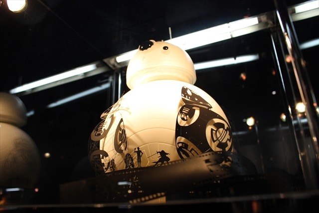 「スター・ウォーズの世界」　等身大BB-8も、個性あふれるプロジェクトが並ぶ展覧会