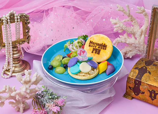 『リトル・マーメイド』OH MY CAFE 「海の底のマフィンサンド」（C）Disney