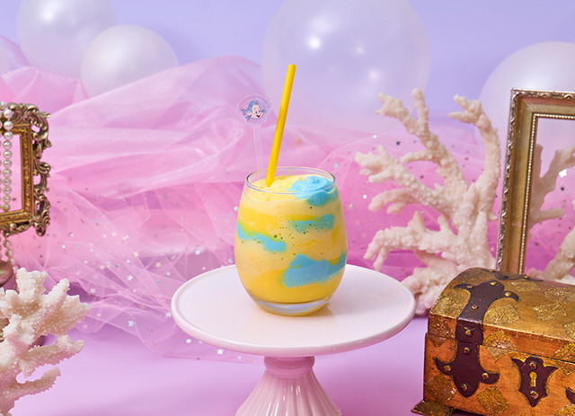 『リトル・マーメイド』OH MY CAFE 「＜フランダー＞しましまヨーグルトスムージー」（C）Disney
