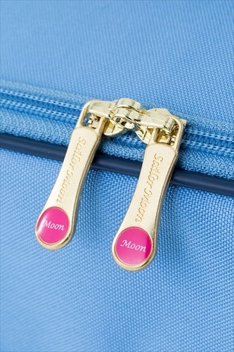 旅行にも便利　「美少女戦士セーラームーン」かわいいトローリーバッグ発売