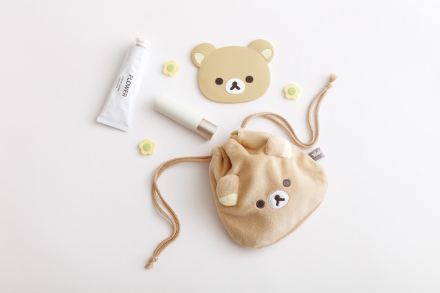 「リラックマ『BASIC RILAKKUMA Flower』ぬいぐるみ巾着コレクション リラックマ」使用例（C）2025 SAN-X CO., LTD. ALL RIGHTS RESERVED.