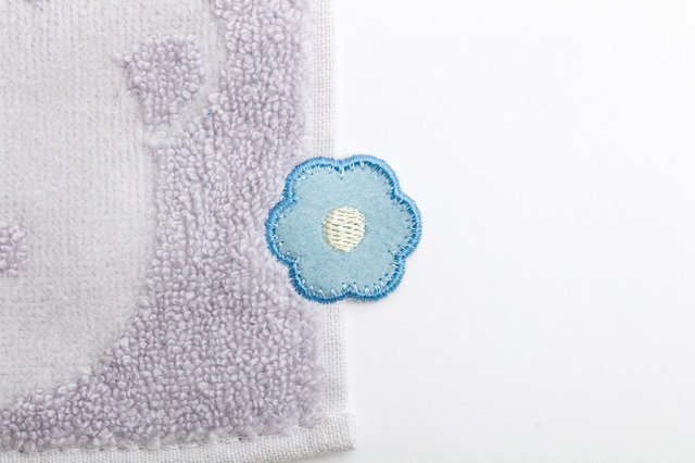 「リラックマ『BASIC RILAKKUMA Flower』ミニタオル コリラックマ」お花のアップリケ付き（C）2025 SAN-X CO., LTD. ALL RIGHTS RESERVED.