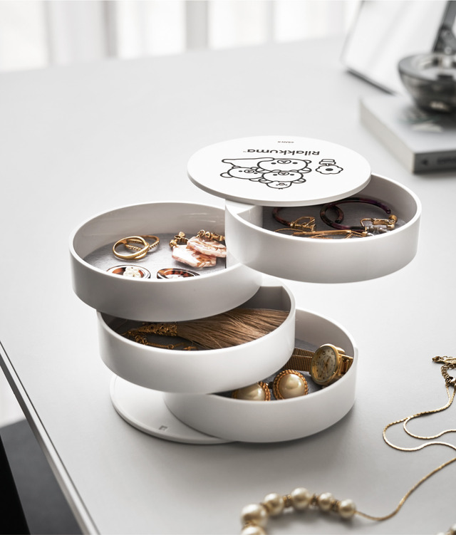 「リラックマ『BASIC RILAKKUMA Flower』アクセサリートレイ」使用例（C）2025 SAN-X CO., LTD. ALL RIGHTS RESERVED.