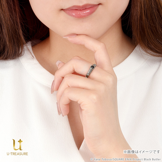 TVアニメ『黒執事 -寄宿学校編-』「セバスチャン イニシャルリング」着用イメージ（C）Yana Toboso/SQUARE ENIX,Project Black Butler
