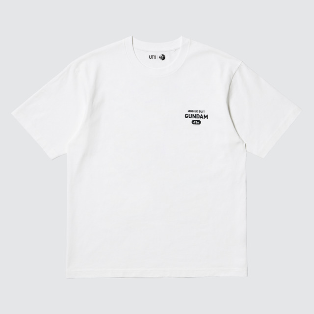機動戦士ガンダム 45周年 UT/リラックスフィット。背面はメカニカルデザイナー大河原邦男氏がUTのために描いた特別アート（C）創通・サンライズ