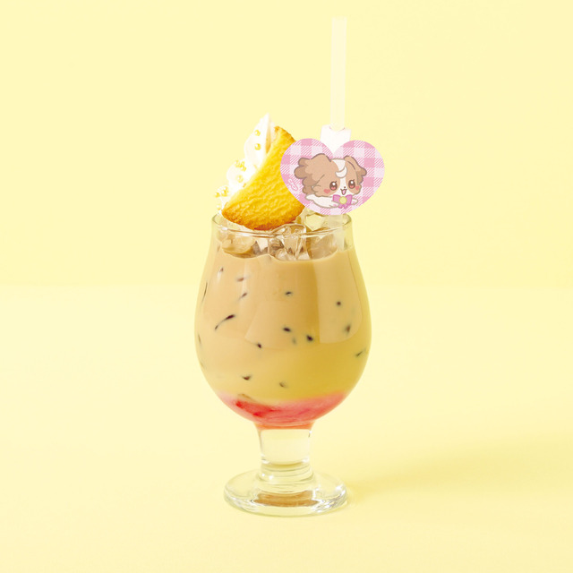 「ぷちきゅあはじめてかふぇ」のコラボドリンク「こむぎのさくらラテ」（C）ぷちきゅあぱーとなーず