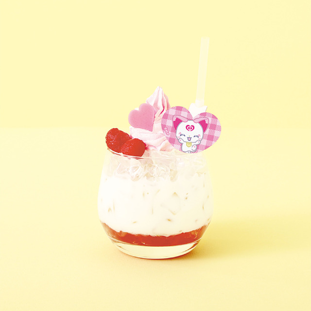 「ぷちきゅあはじめてかふぇ」のコラボドリンク「はみぃのフランボワーズミルク」（C）ぷちきゅあぱーとなーず