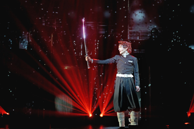 『舞台「鬼滅の刃」其ノ伍 襲撃 刀鍛冶の里』舞台写真（C）吾峠呼世晴／集英社（C）舞台「鬼滅の刃」製作委員会