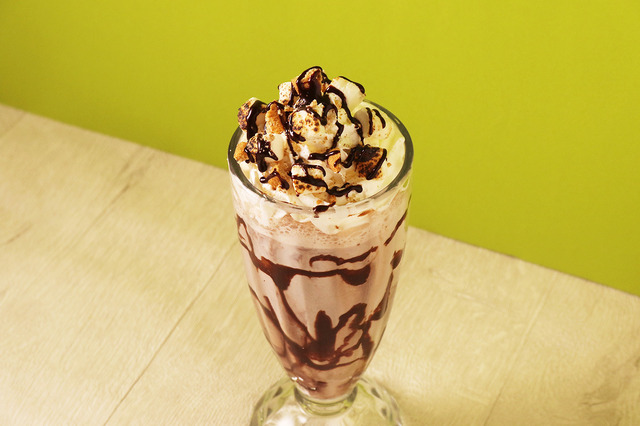 スヌーピーミュージアム「ピーナッツカフェ」の期間限定メニュー「ビーグル・スカウトのマシュマロスモアミルクセーキ」（C）2025 Peanuts Worldwide LLC