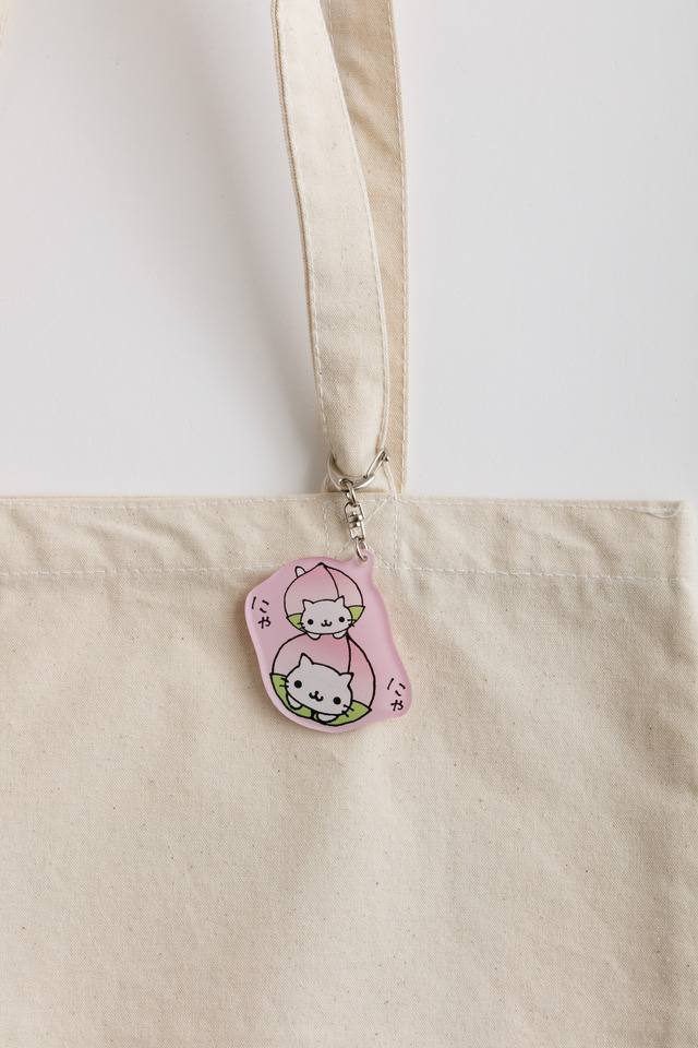 サンエックスキャラクターズ「アクリルキーホルダー にゃんにゃんにゃんこ」使用例（C）2025 SAN-X CO., LTD. ALL RIGHTS RESERVED.