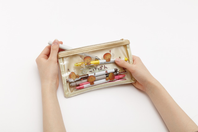 サンエックスキャラクターズ「クリアペンポーチ こげぱん」使用例（C）2025 SAN-X CO., LTD. ALL RIGHTS RESERVED.