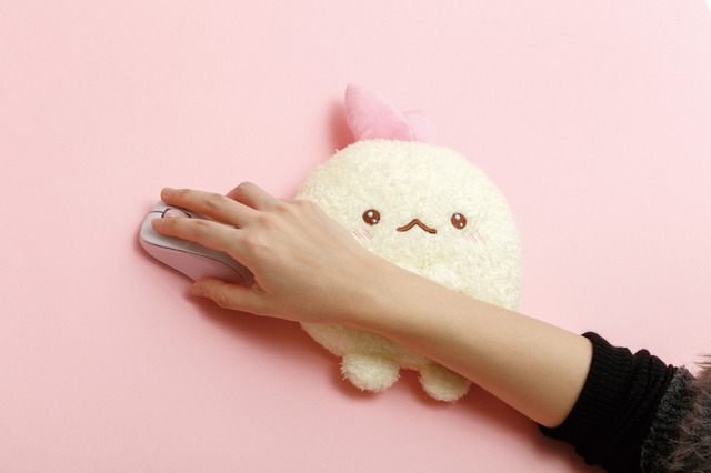 サンエックス「すみっコぐらし みにみにクッション（夢みるしっぽず・えびてんのしっぽ）」使用例（C）2025 SAN-X CO., LTD. ALL RIGHTS RESERVED.