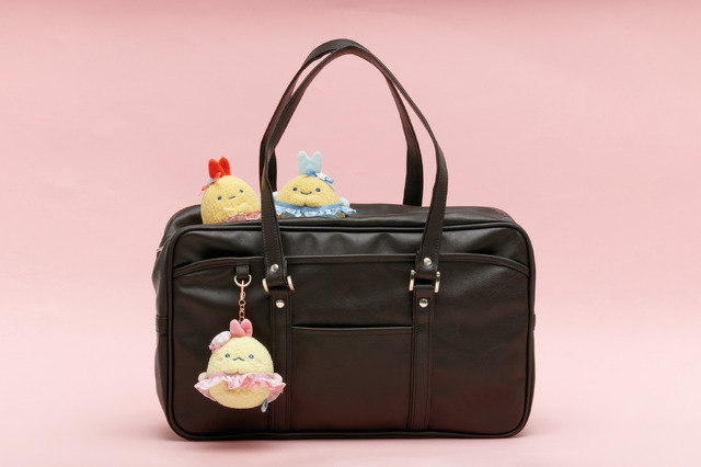 サンエックス「すみっコぐらし 夢のぶらさげぬいぐるみ（夢みるしっぽず・えびてんのしっぽ）」使用例（C）2025 SAN-X CO., LTD. ALL RIGHTS RESERVED.