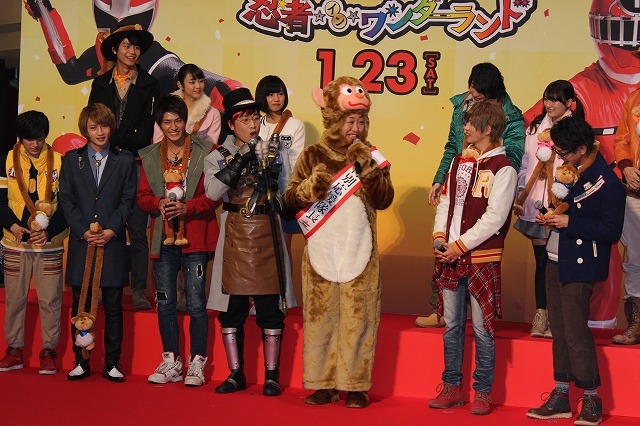 南キャンしずちゃんが猿の姿に 「手裏剣戦隊ニンニンジャーVSトッキュウジャー」完成披露レポ