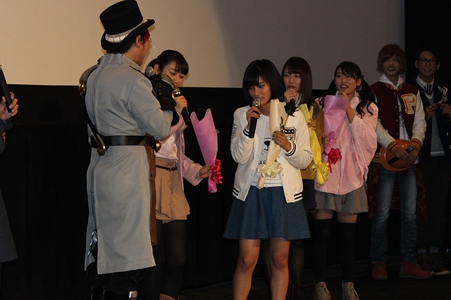 南キャンしずちゃんが猿の姿に 「手裏剣戦隊ニンニンジャーVSトッキュウジャー」完成披露レポ