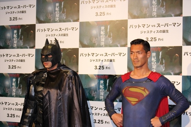 「バットマンVSスーパーマン」川崎宗則と槙野智章が二大ヒーローに　ヘディングでも乱れない七三分けを披露