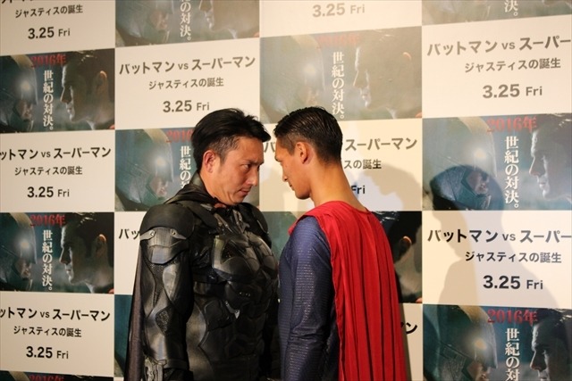 「バットマンVSスーパーマン」川崎宗則と槙野智章が二大ヒーローに　ヘディングでも乱れない七三分けを披露