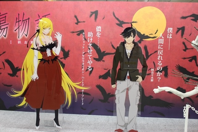 「傷物語」がJR秋葉原駅構内に登場　原画やアクリルフィギュアが並ぶ