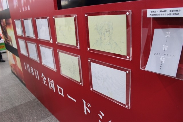 「傷物語」がJR秋葉原駅構内に登場　原画やアクリルフィギュアが並ぶ