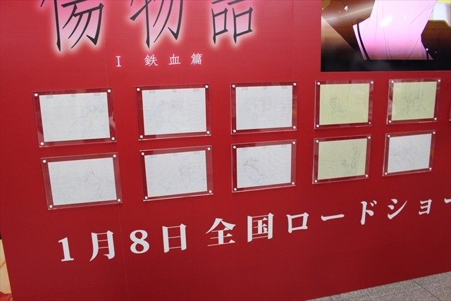 「傷物語」がJR秋葉原駅構内に登場　原画やアクリルフィギュアが並ぶ