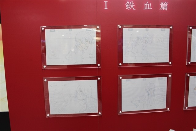 「傷物語」がJR秋葉原駅構内に登場　原画やアクリルフィギュアが並ぶ