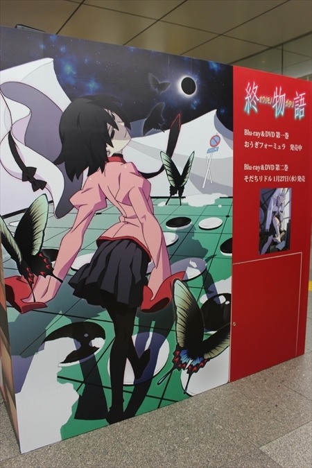 「傷物語」がJR秋葉原駅構内に登場　原画やアクリルフィギュアが並ぶ