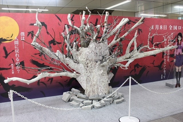 「傷物語」がJR秋葉原駅構内に登場　原画やアクリルフィギュアが並ぶ