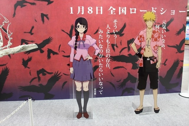 「傷物語」がJR秋葉原駅構内に登場　原画やアクリルフィギュアが並ぶ