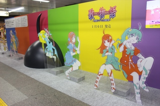 「傷物語」がJR秋葉原駅構内に登場　原画やアクリルフィギュアが並ぶ