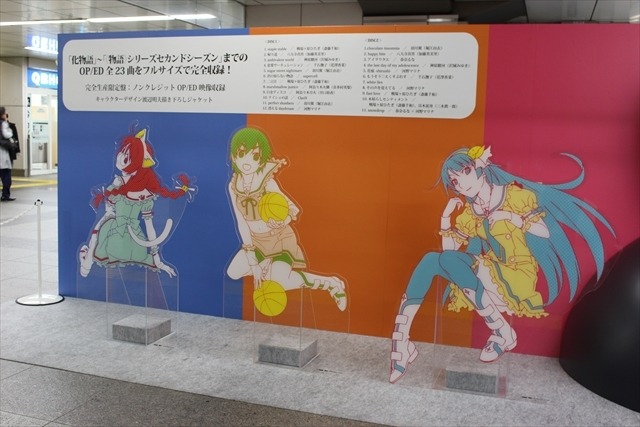 「傷物語」がJR秋葉原駅構内に登場　原画やアクリルフィギュアが並ぶ