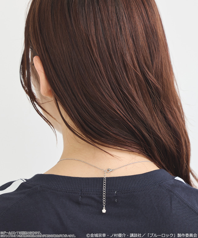 TVアニメ『ブルーロック』× earth music＆ecology Japan Label「マルチWAYイヤーカフネックレス」使用例
