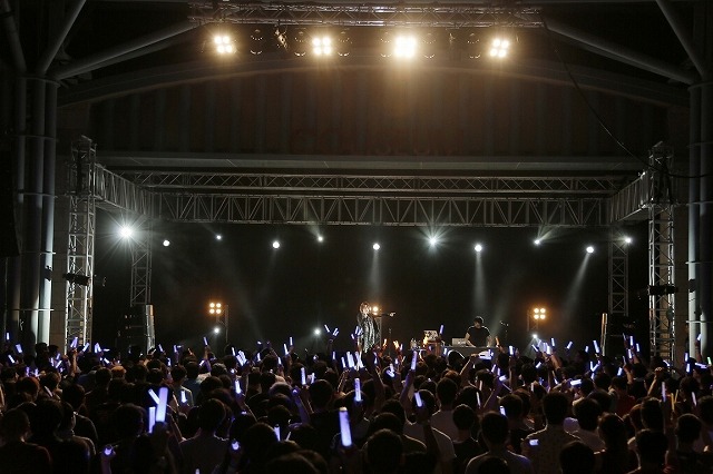 藍井エイルが初のシンガポール単独公演　野外会場に約800人のファンが集結
