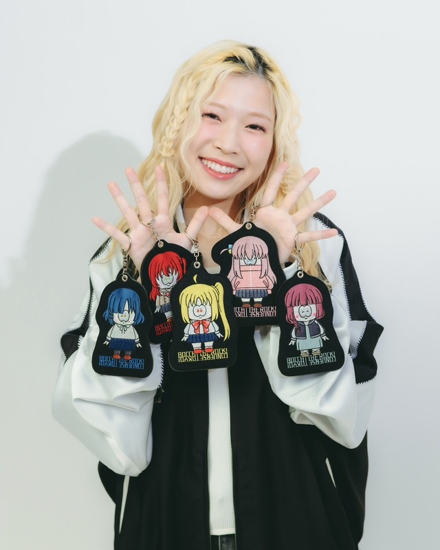 BOCCHI THE ROCK! × CONVERSE TOKYO【HUMAN ROBOT】EMBROIDERY POACH CHARM　モデル：青山吉能（C）はまじあき／芳文社・アニプレックス