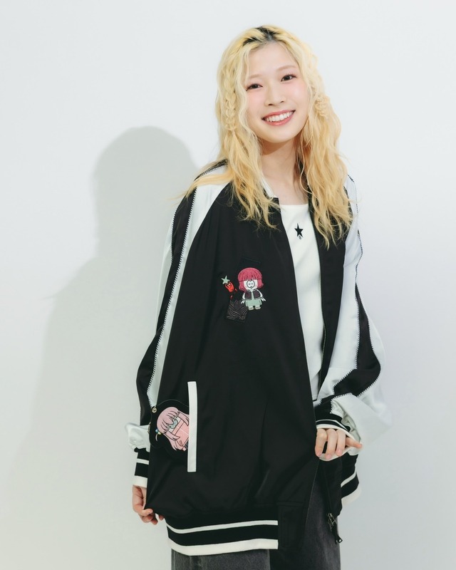 BOCCHI THE ROCK! × CONVERSE TOKYO【HUMAN ROBOT】「廣井きくり」OVERSIZE SOUVENIR JACKET　モデル：青山吉能（C）はまじあき／芳文社・アニプレックス