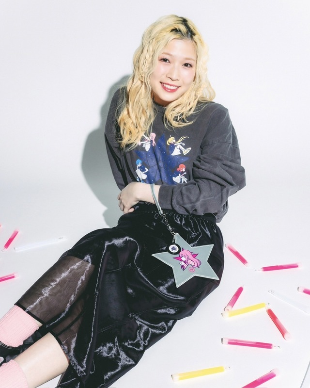 BOCCHI THE ROCK! × CONVERSE TOKYO【美好よしみ】「結束バンド」GRAPHIC LONGSLEEVE TEE　モデル：青山吉能（C）はまじあき／芳文社・アニプレックス