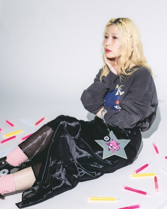 BOCCHI THE ROCK! × CONVERSE TOKYO【美好よしみ】「結束バンド」GRAPHIC LONGSLEEVE TEE　モデル：青山吉能（C）はまじあき／芳文社・アニプレックス