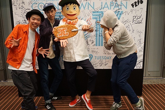 ステージを終えて記念撮影。（左から、藤原大輔、小山ゆうじろう（原作者／作画）、とんかつDJアゲ太郎、イーピャオ（原作者／原案）