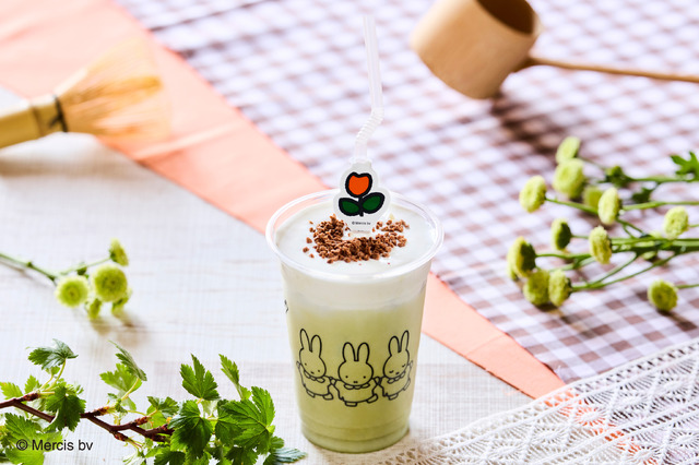 Holiday Picnic Cafeの「ミッフィーのふわふわそのぎ抹茶ラテ」（C）Mercis bv