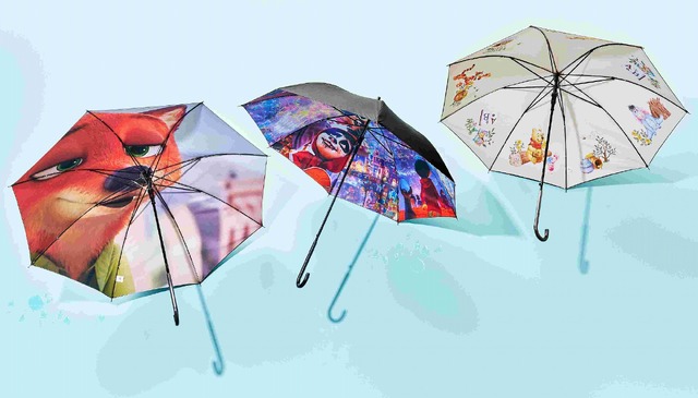 ディズニー「RAINY DAY」長傘 各3,500円（C）Disney（C）Disney/Pixar（C）Disney. Based on the “Winnie the Pooh” works by A.A. Milne and E.H. Shepard.
