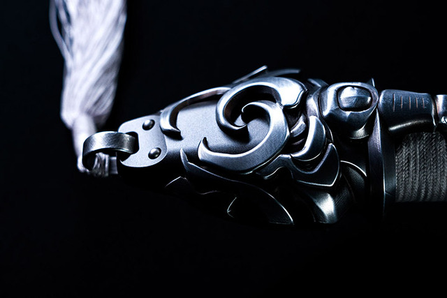 細部の造形まで再現した柄頭（つかがしら）