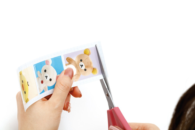 「えらんでコ証明写真風シール」を切り取る（C）2025 SAN-X CO., LTD. ALL RIGHTS RESERVED.