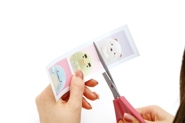 「えらんでコ証明写真風シール」を切り取る（C）2025 SAN-X CO., LTD. ALL RIGHTS RESERVED.